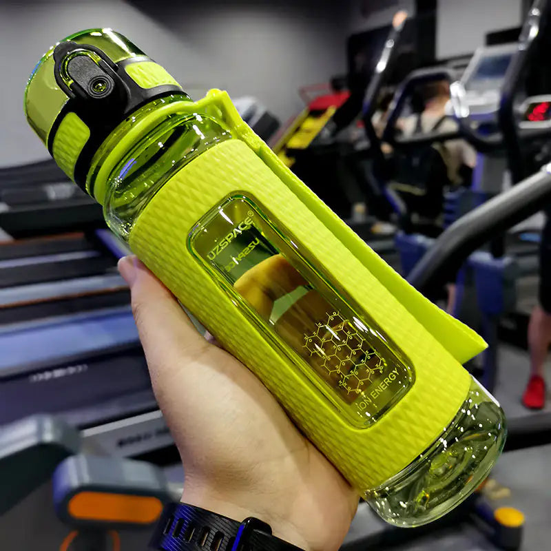 Insulated sports water bottle to keep drinks cold or hot for hours